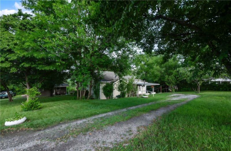 411 Harmony Rd — photo 3