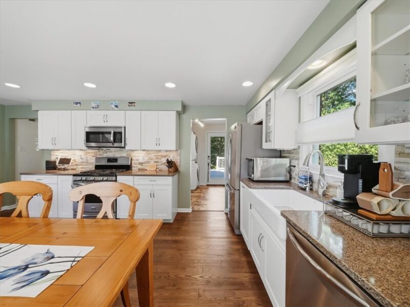 1219 Pleasant St — photo 8