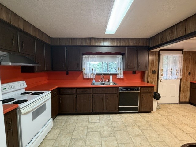 118 Moore Rd — photo 2