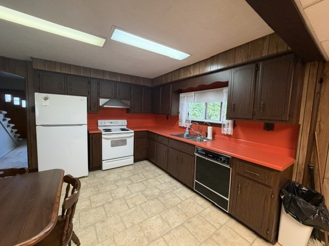 118 Moore Rd — photo 3