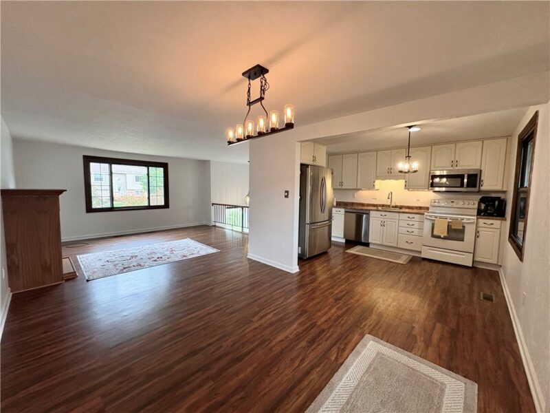 556 Catskill Dr — photo 2