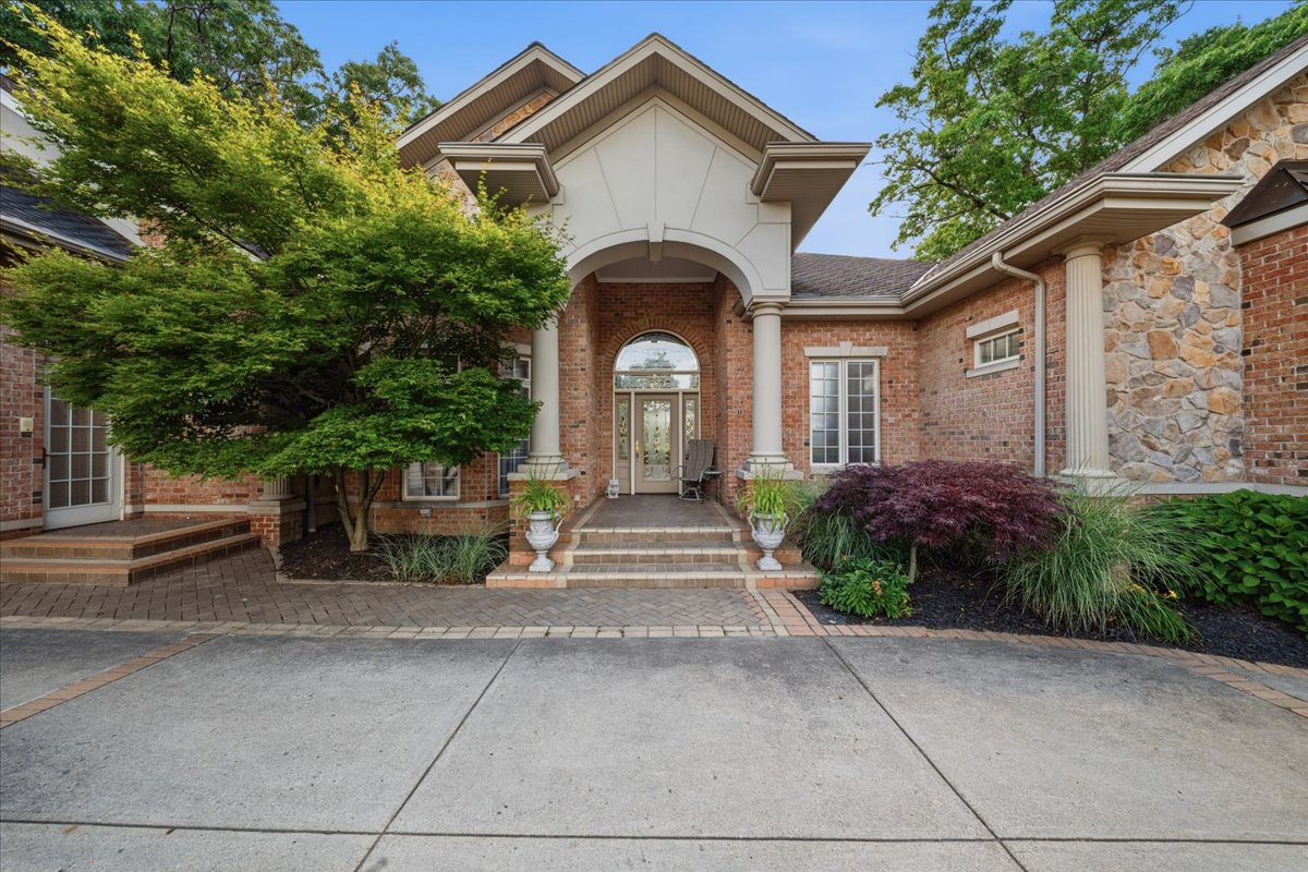 217 Fox Hollow DRIVE — photo 1