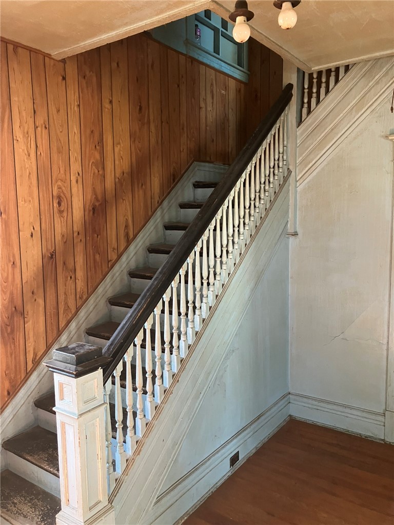 541 Lorain St — photo 4