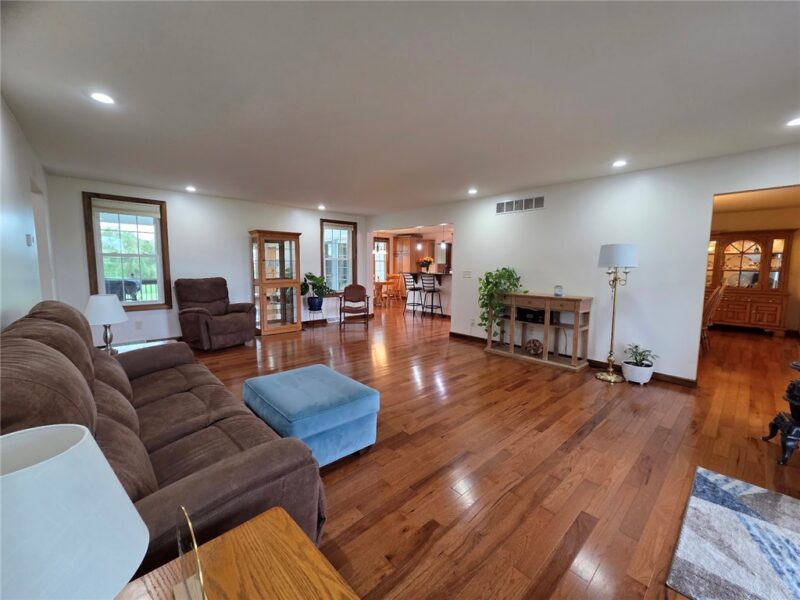 305 Dick Rd — photo 3