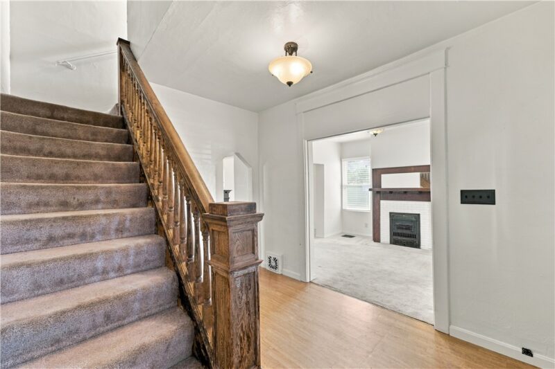 410 Center Ave — photo 4