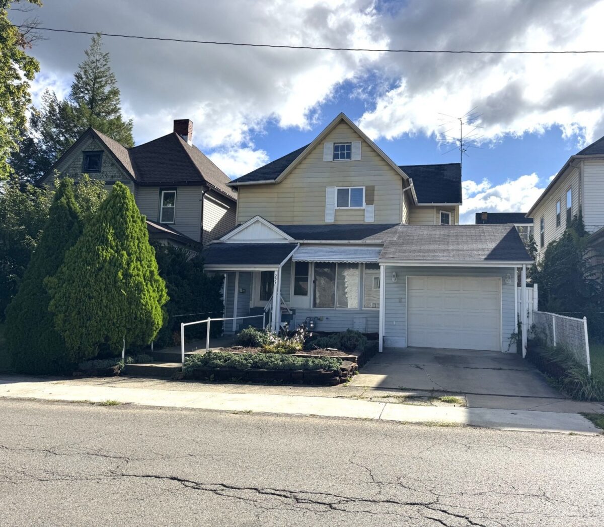 221 S Oakland Ave. — photo 1