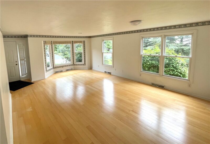306 Newbury Dr — photo 4