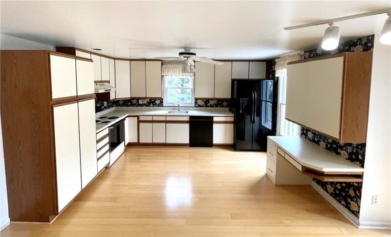 306 Newbury Dr — photo 8