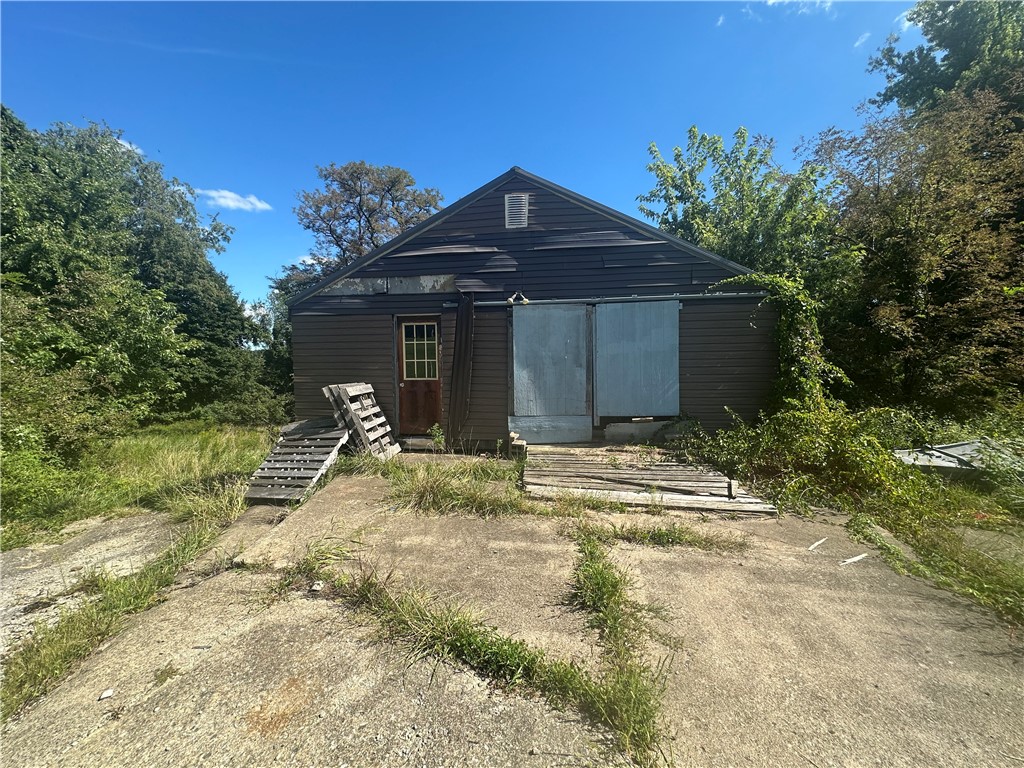 1058 Middletown Rd — photo 1