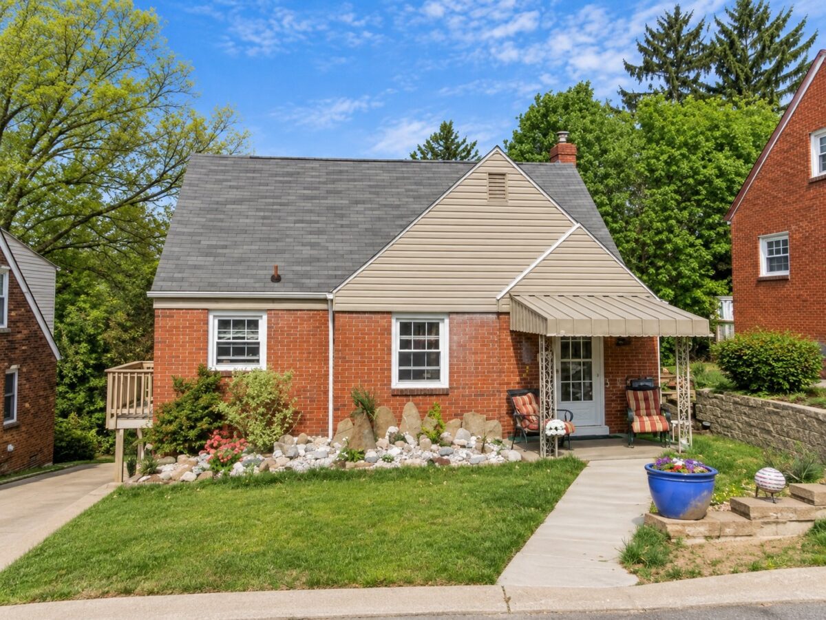 411 Lawnwood AVENUE — photo 1