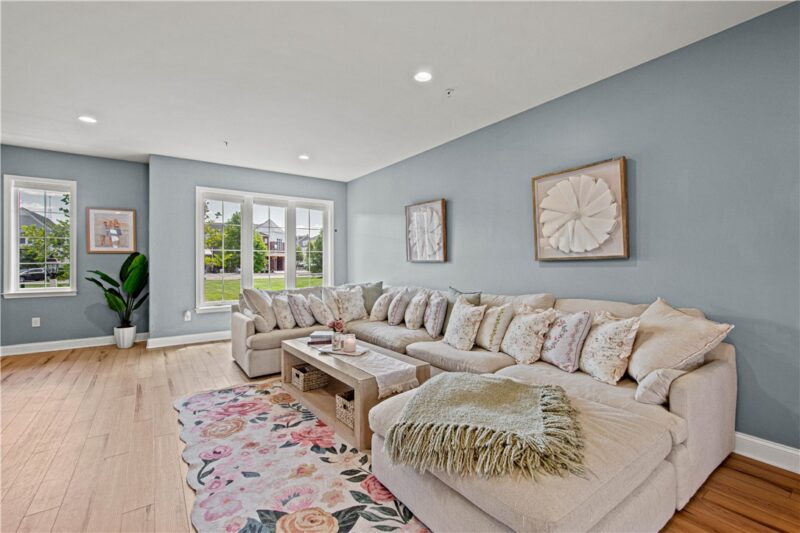 1408 Hastings Cres — photo 3