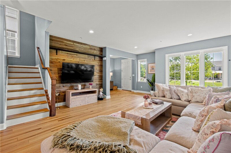 1408 Hastings Cres — photo 4