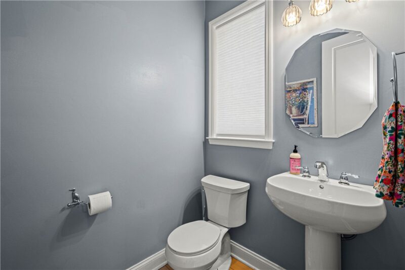 1408 Hastings Cres — photo 6