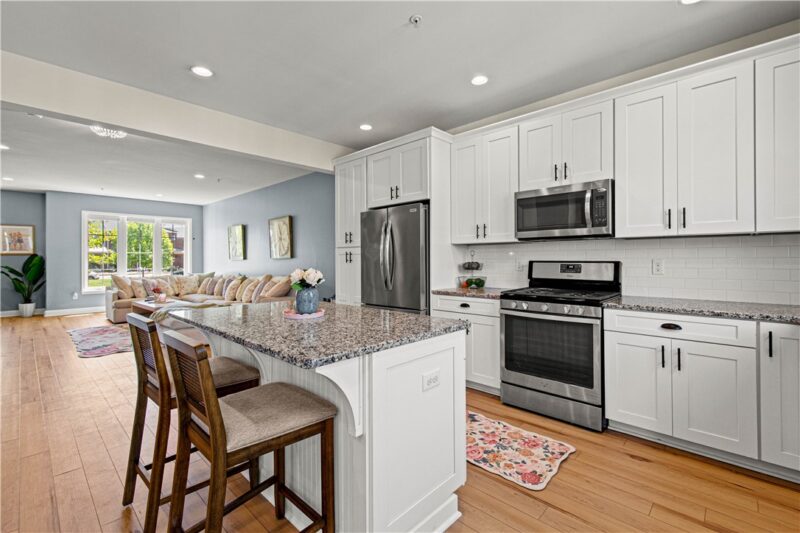 1408 Hastings Cres — photo 8