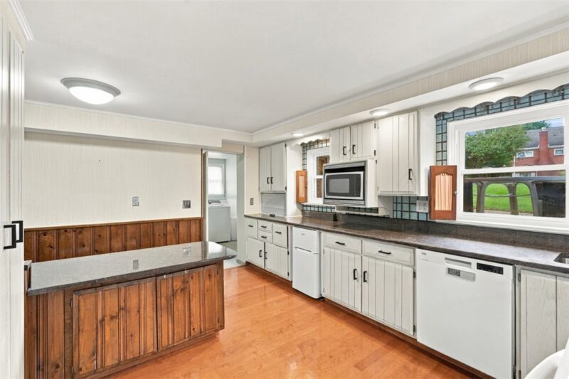 204 Pickwick Dr — photo 6