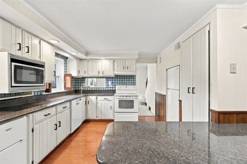 204 Pickwick Dr — photo 8