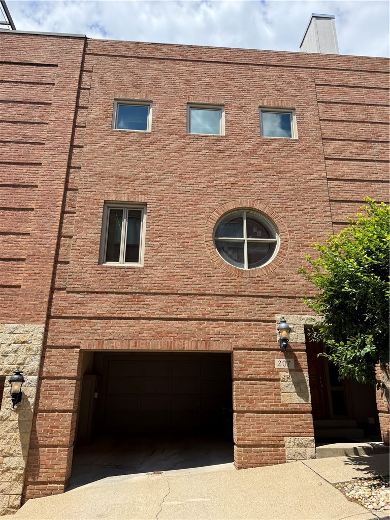 207 N Woodland Rd — photo 1