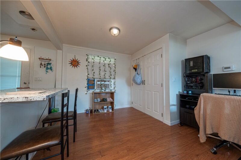1810 Vanburen — photo 8