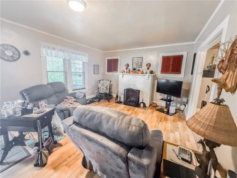 127 E Coffey St — photo 2