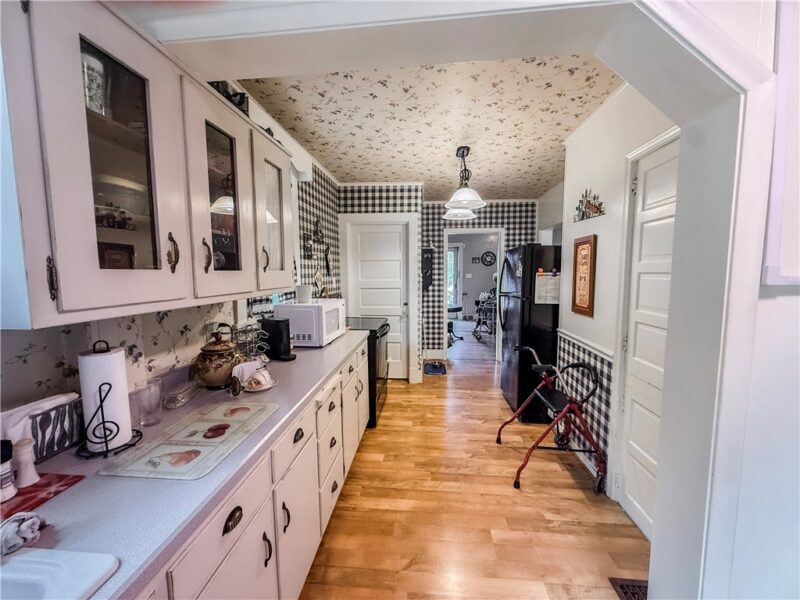 127 E Coffey St — photo 3
