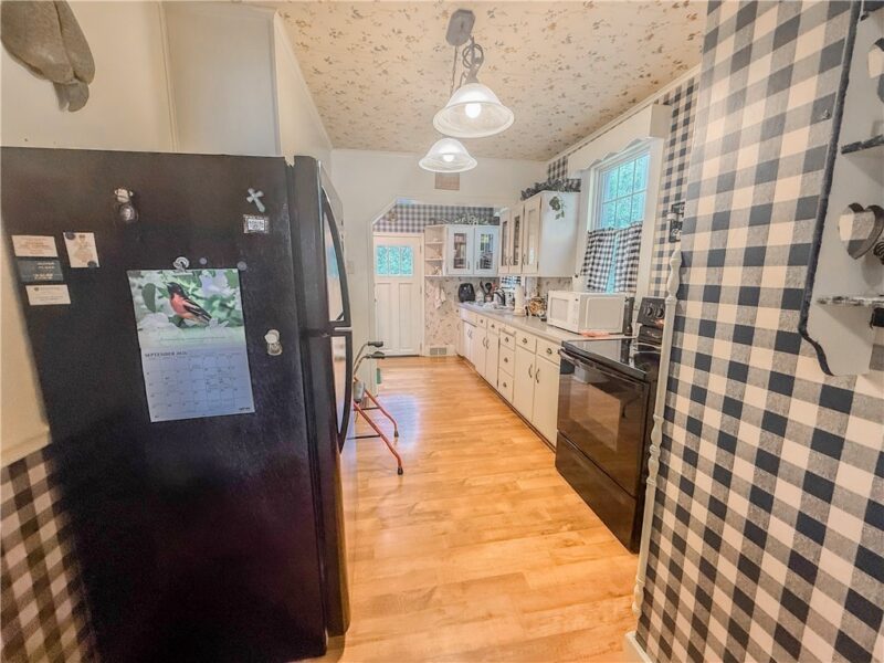 127 E Coffey St — photo 4