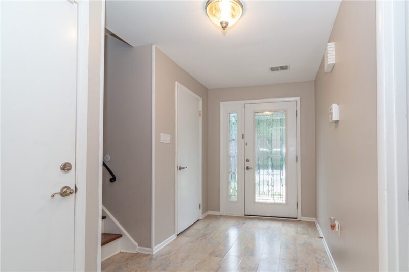 106 Larchwood Dr — photo 3