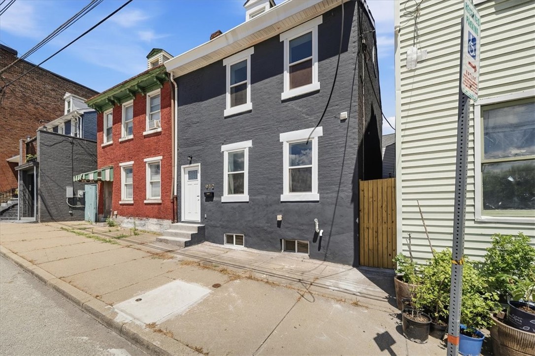 912 Phineas Street — photo 1