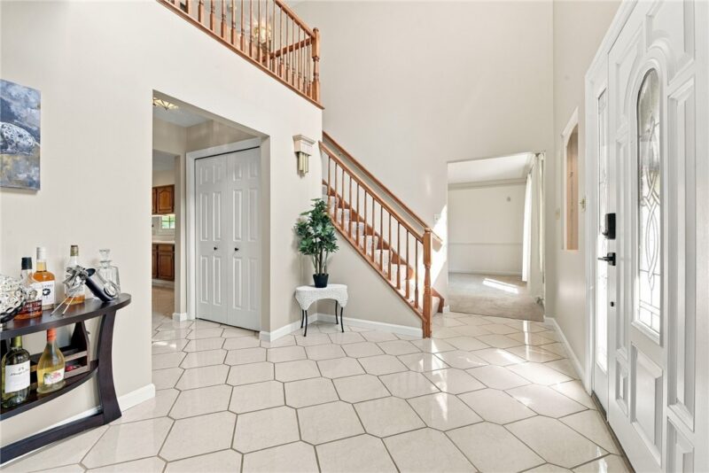 221 William Dr — photo 2
