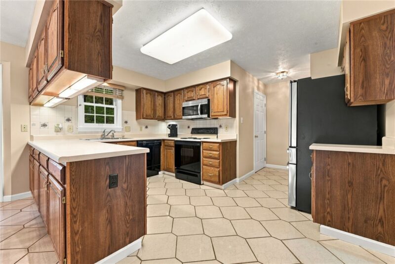 221 William Dr — photo 5