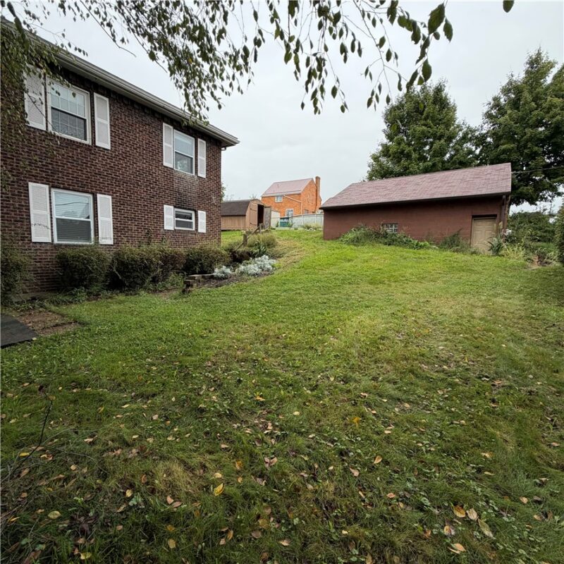 435 Fairway Dr — photo 2