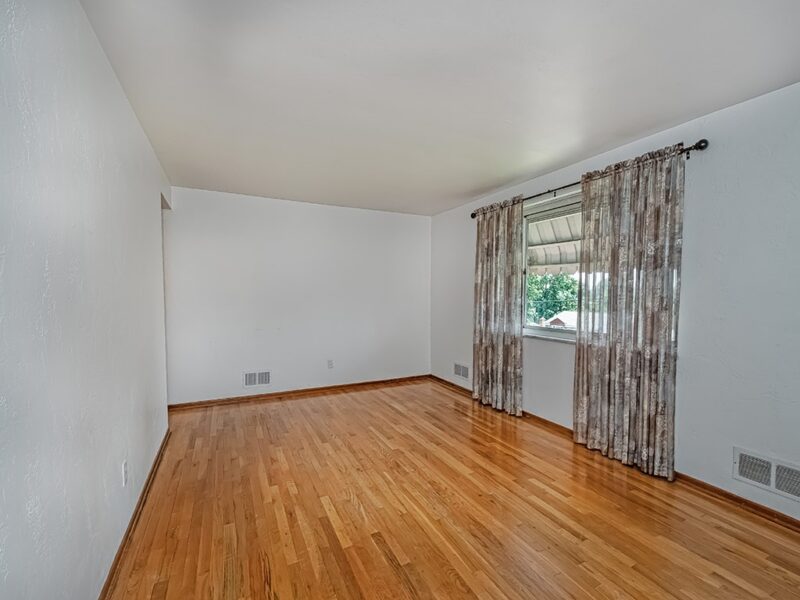 638 Elaine Drive — photo 2