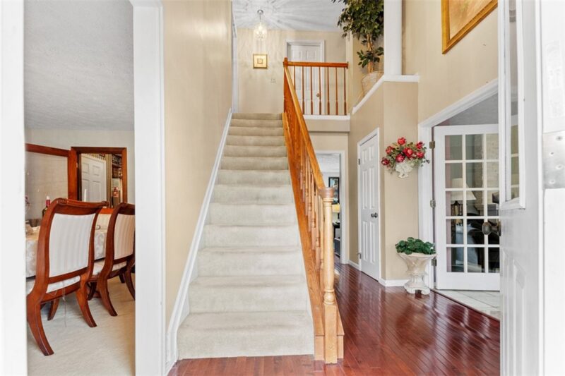 223 Leaside Dr — photo 2