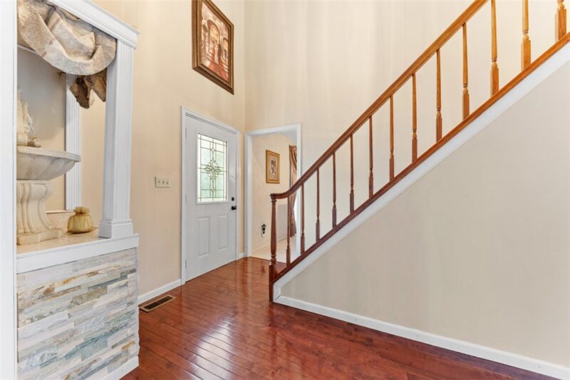 223 Leaside Dr — photo 3