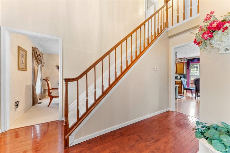 223 Leaside Dr — photo 4
