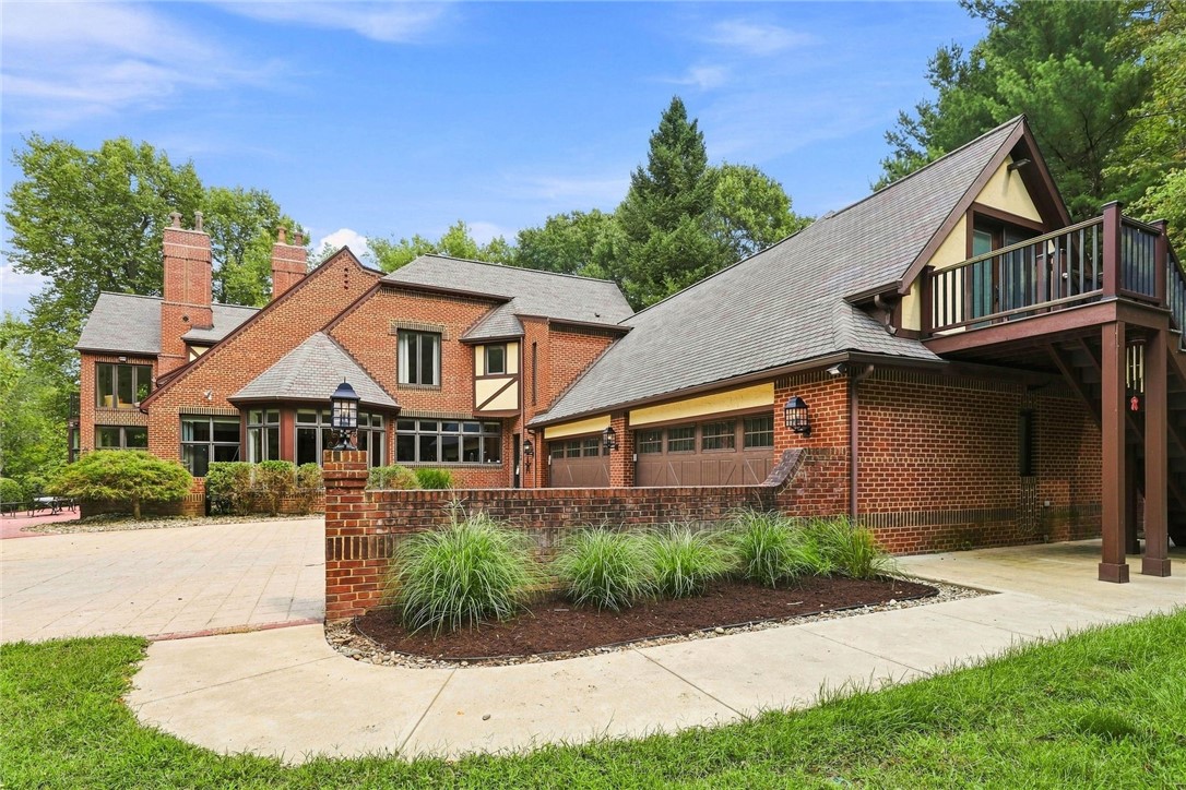 104 Thornbrook Drive — photo 1