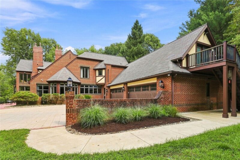 104 Thornbrook Drive — photo 2