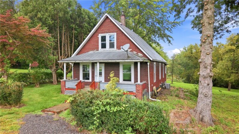 560 Sheridan St — photo 2