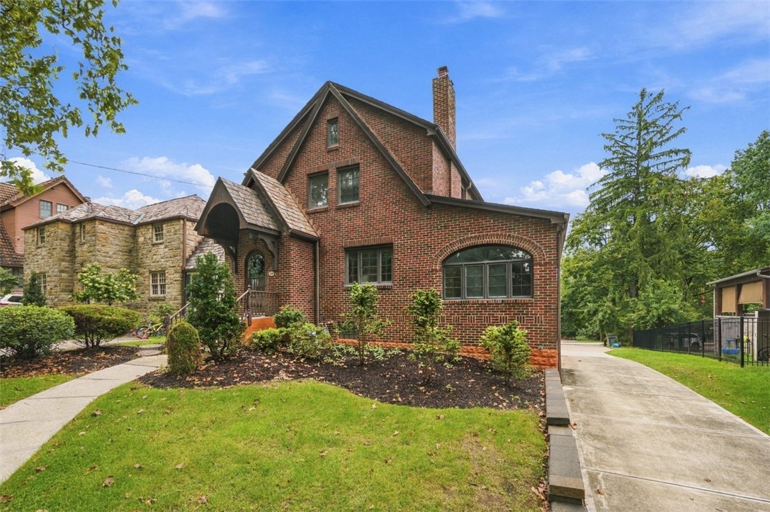 120 Crescent Dr — photo 1