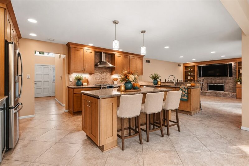 206 Essex Ct. — photo 3
