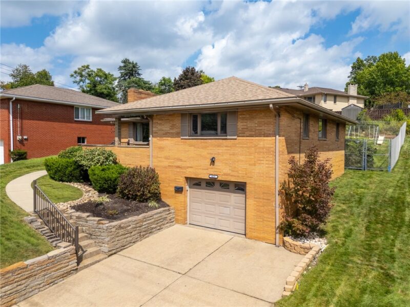 425 Brierly Ln — photo 3