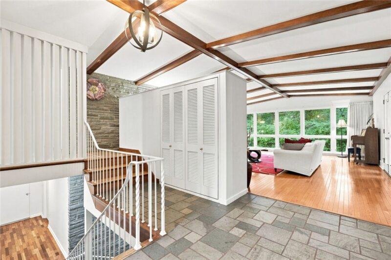 101 Tomahawk Drive — photo 2
