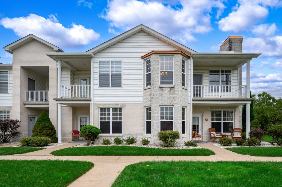242 Adams Pointe BOULEVARD 10 — photo 1