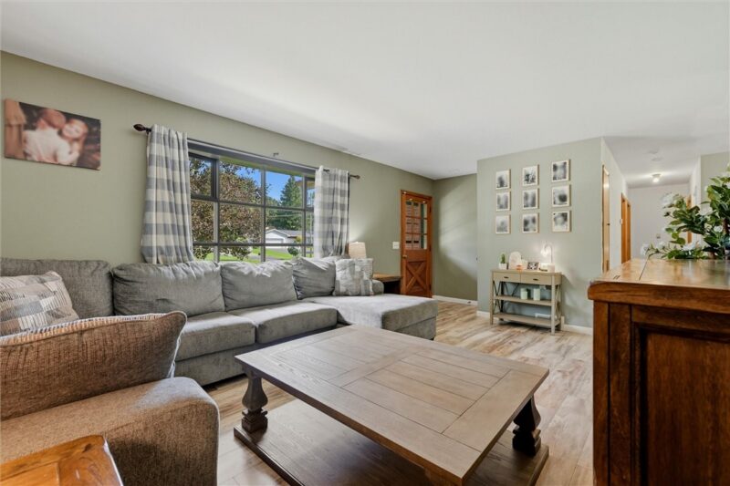 8 Hemlock Dr — photo 3