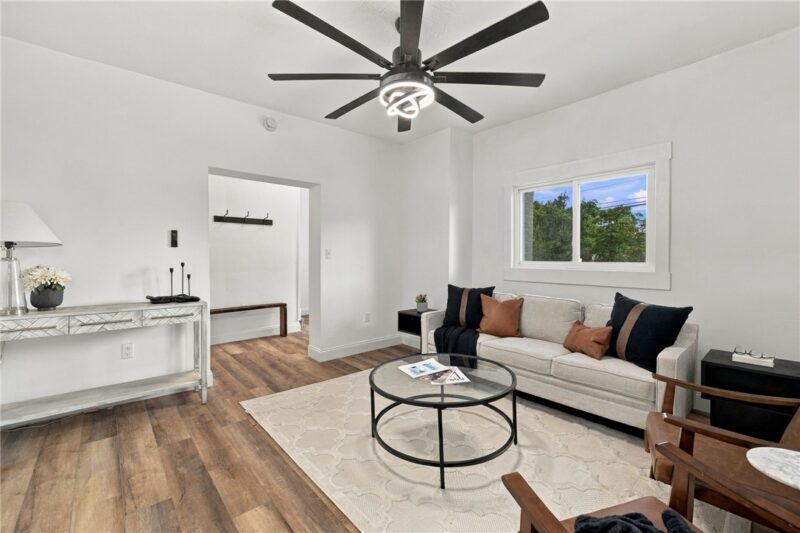 2632 BROADWAY AVENUE — photo 8
