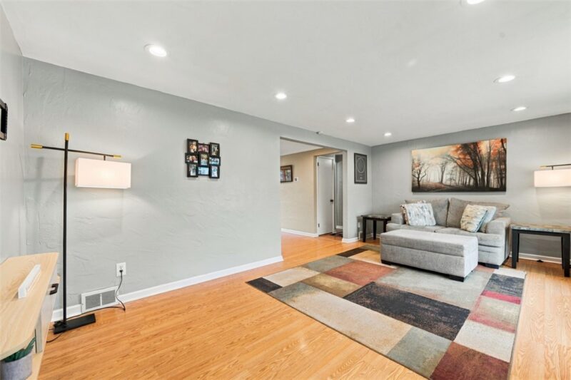 425 Elaine Dr — photo 3