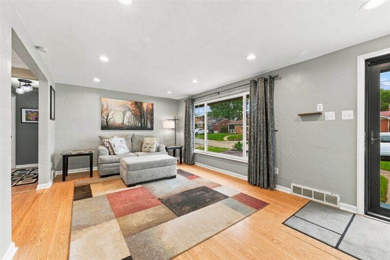 425 Elaine Dr — photo 4