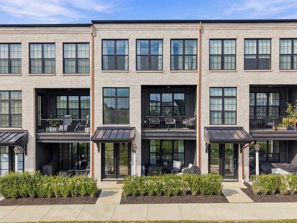 702 Nina Way — photo 1
