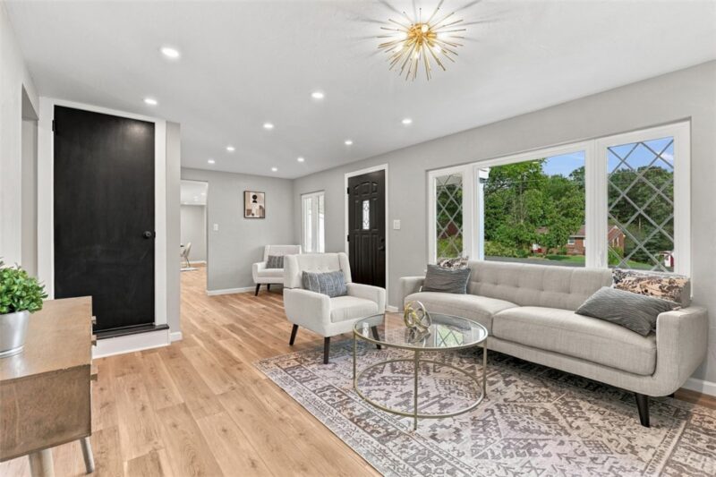 160 Gateway Ave — photo 3