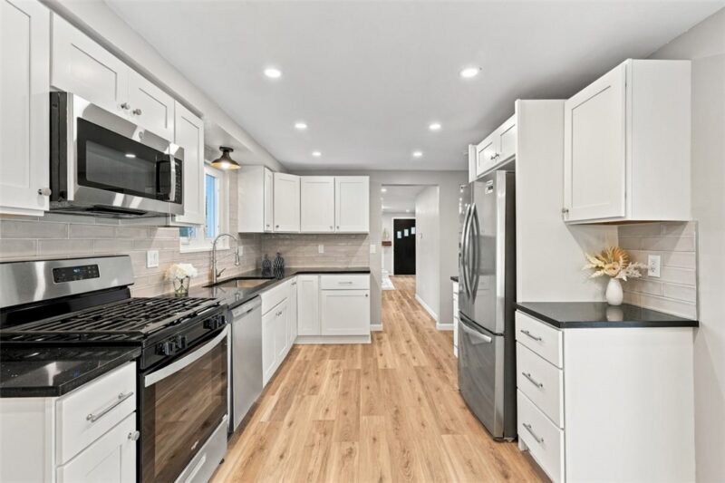 160 Gateway Ave — photo 8