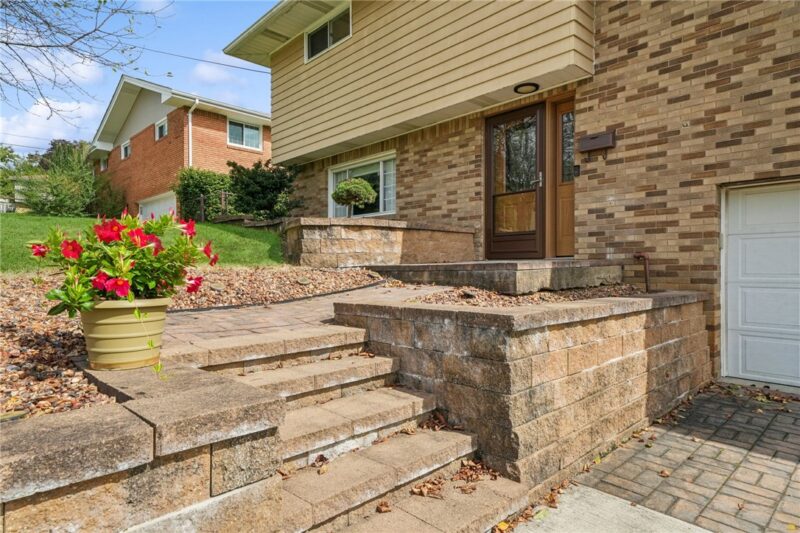 123 Manchester Drive — photo 2